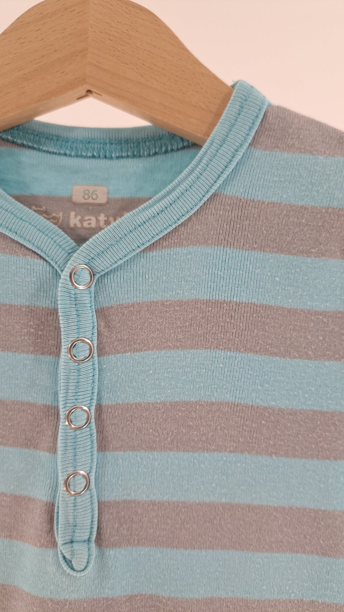 KATVIG • T-SHIRT • TURKIS GRÅ STRIB HENLEY • STR. 86