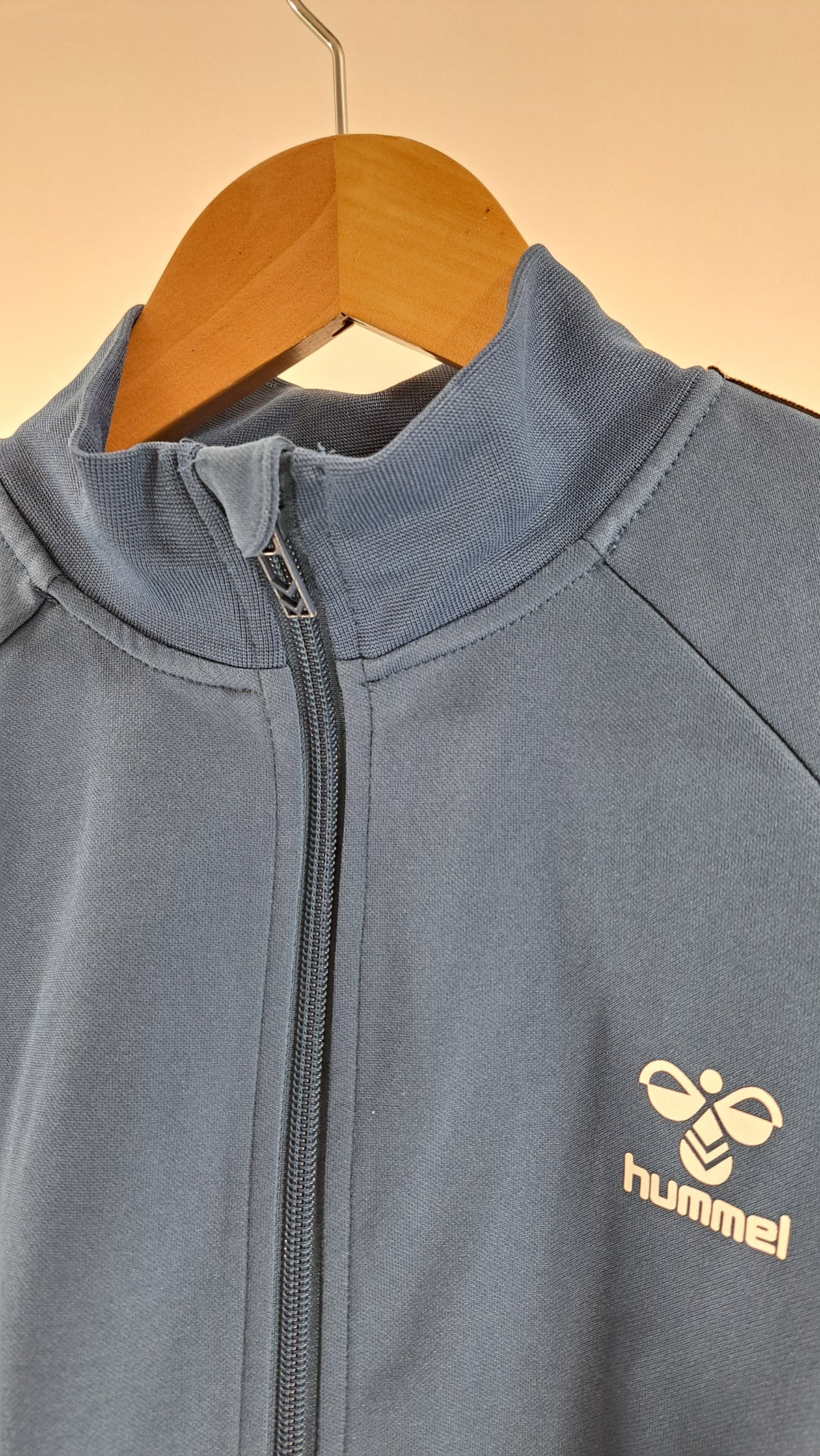 HUMMEL • TRÄNINGSJACKA • STÅLBLÅ TAPE-RÄNDER • STORLEK 152