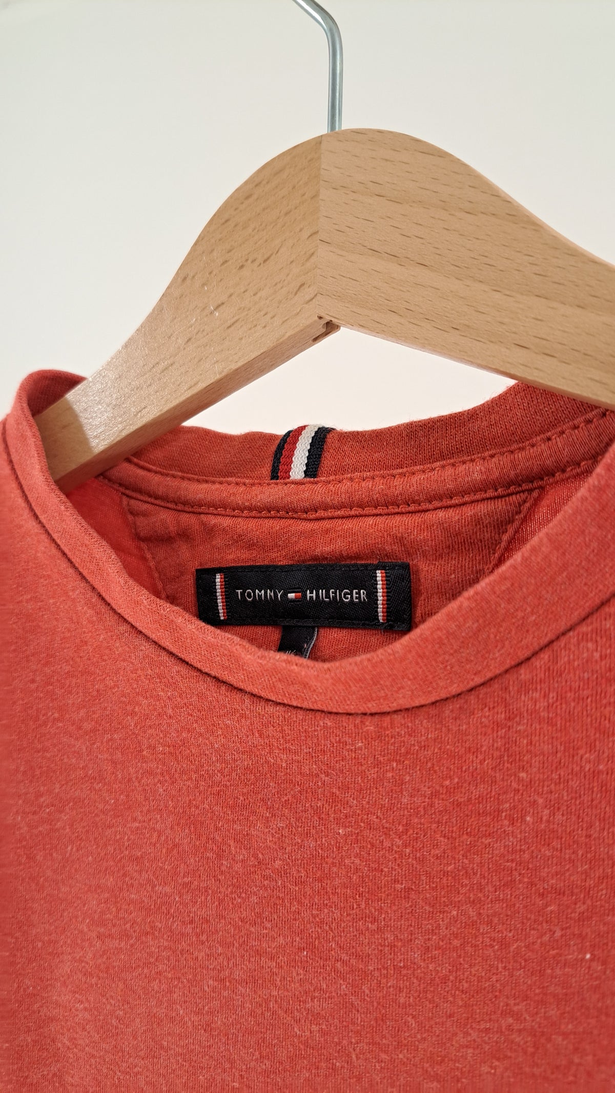 TOMMY HILFIGER • T-SHIRT • RØD • STR. 116