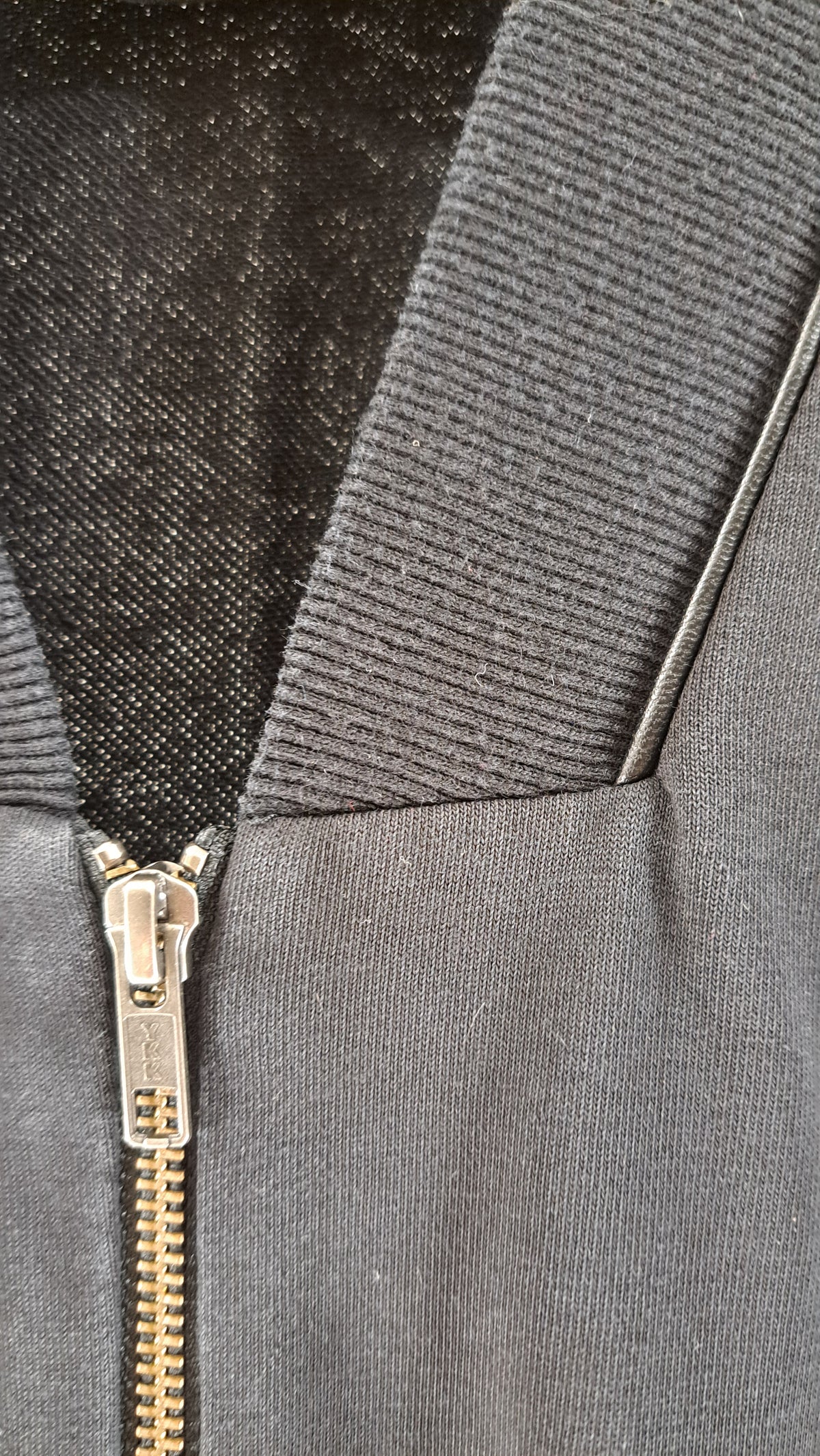 NÜ • CARDIGAN • SORT MED BRODERI • STR. M