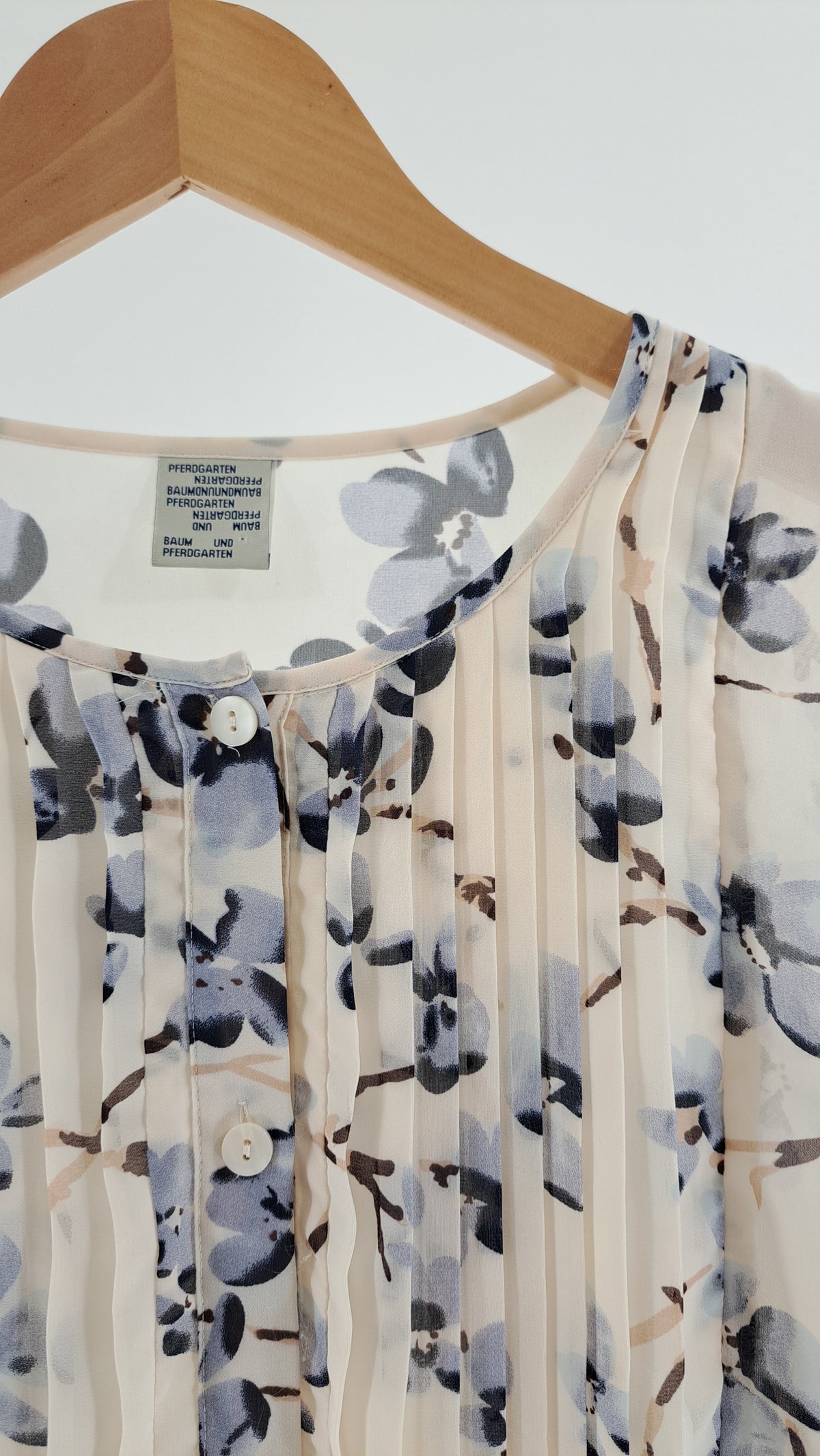 BAUM UND PFERDGARTEN • BLOUSE • CREAM FLORAL • SIZE M