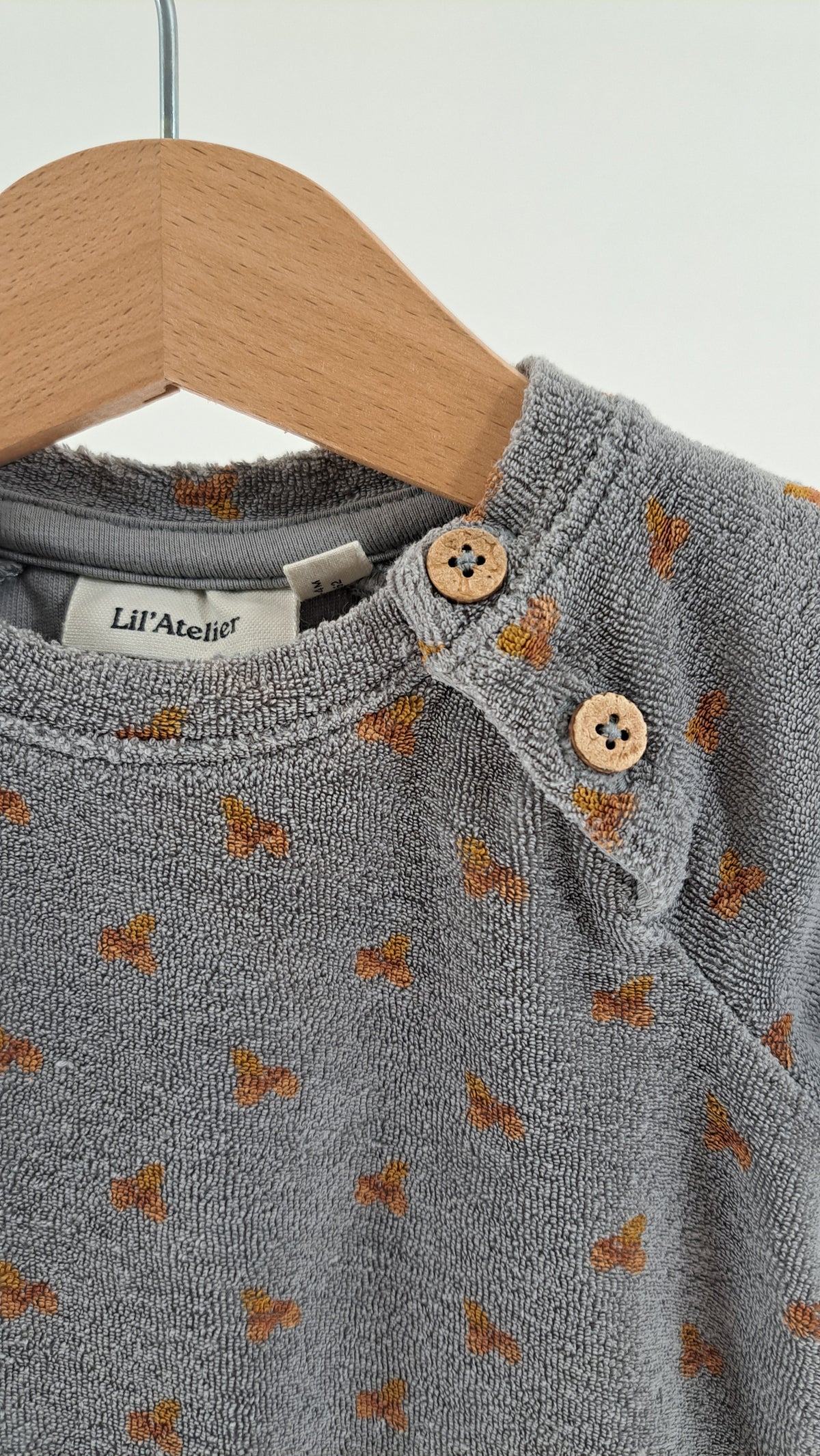 LIL' ATELIER • SWEATER • STØVET BLÅ BLOMSTER • STR. 62