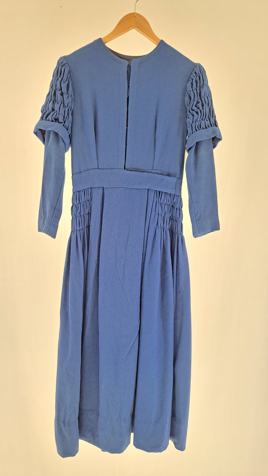 Blå vintage tyrolerkjole med smockstykke set bagfra