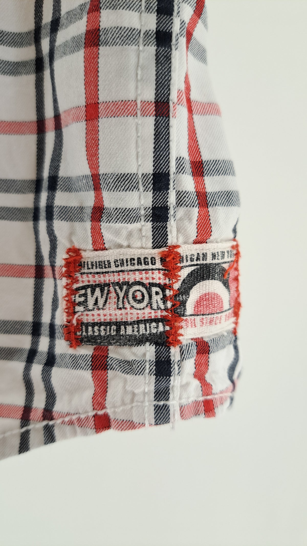 TOMMY HILFIGER • SKJORTE • HVID/MØRKEBLÅ/RØD TERN • STR. 92