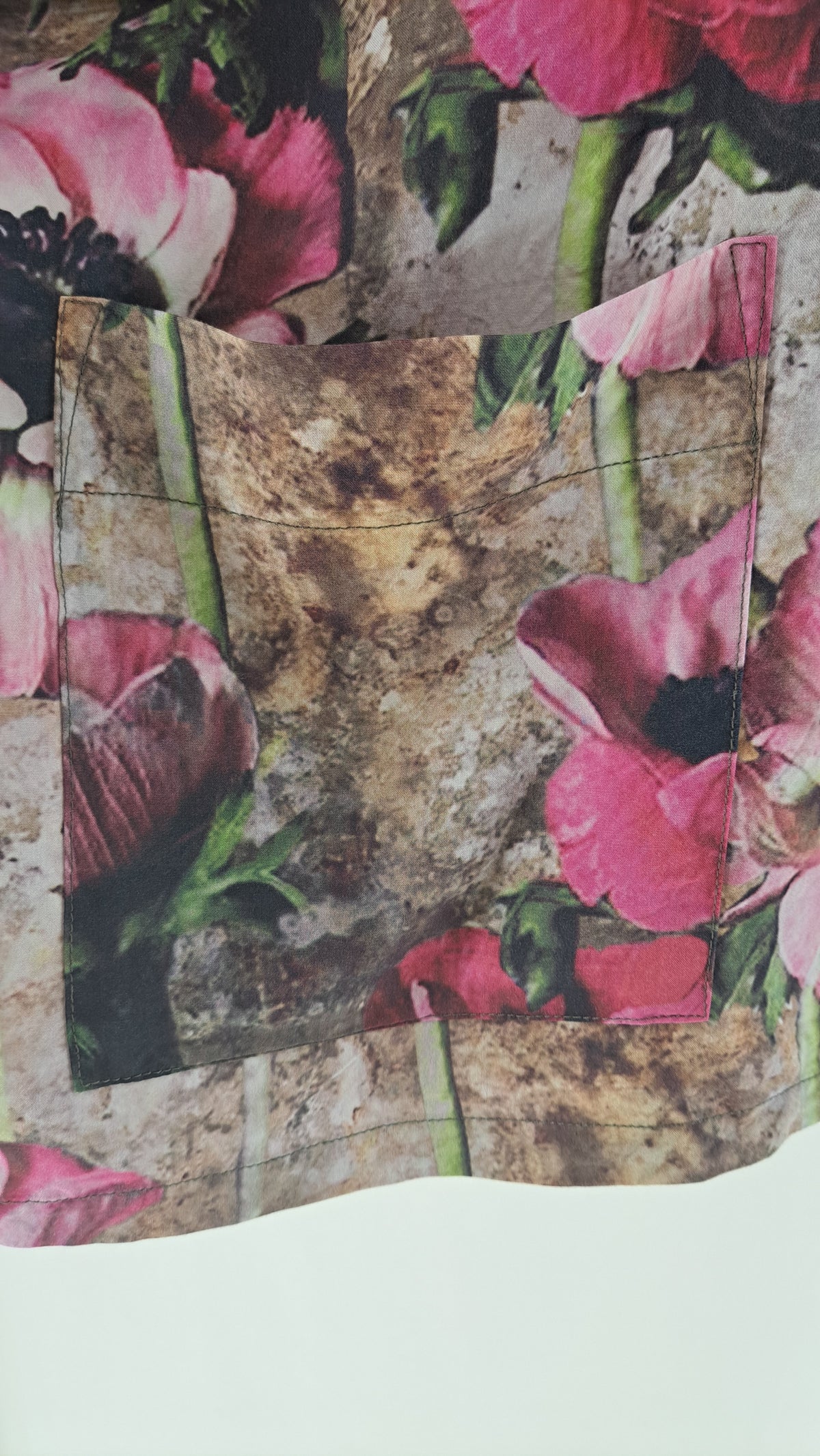 BITTE KAI RAND • T-SHIRT • BEIGE ROSA BLOMSTER • STR. L