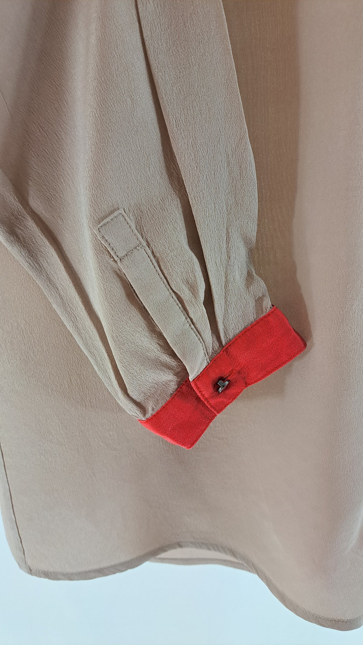 CUSTOMMADE • BLUSE • BEIGE/RØD COLORBLOCK SILKE • STR. S