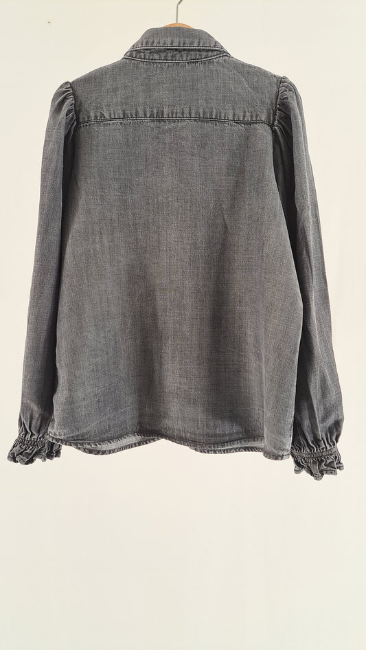 Mørkegrå Sofie Schnoor Girls denimskjorte set bagfra