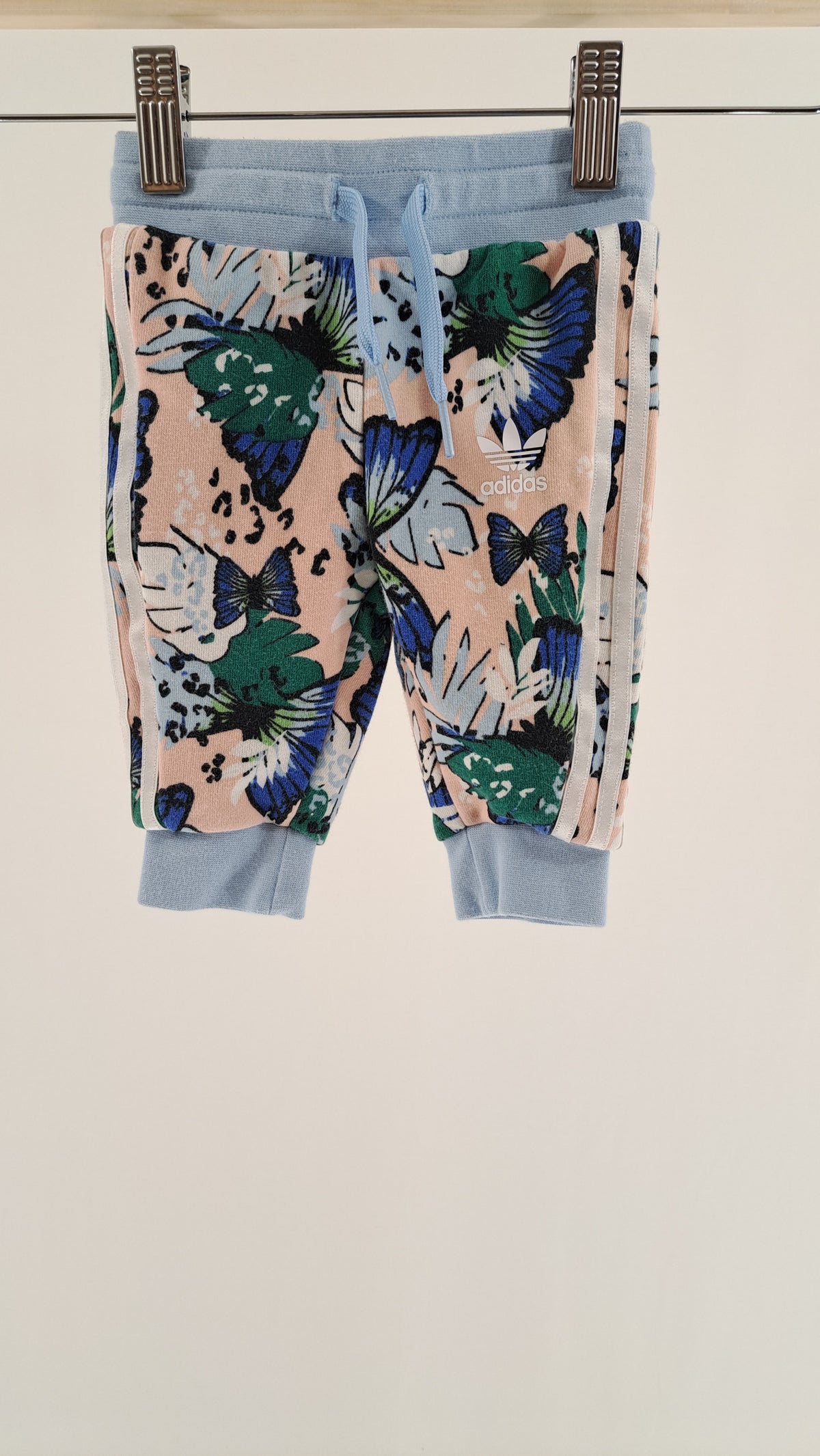 ADIDAS ORIGINALS • SÆT • LYSBLÅ SOMMERFUGL • STR. 68