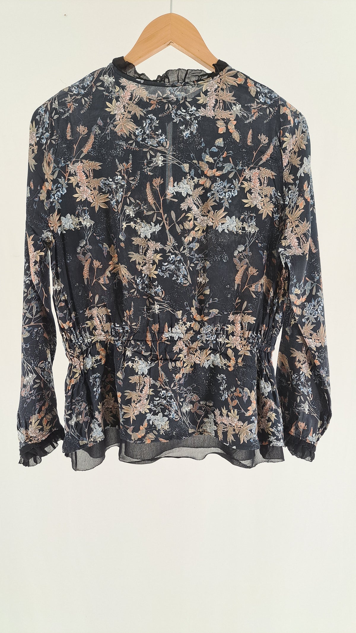 Sort mønstret Munthe bluse set bagfra