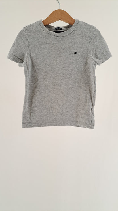 TOMMY HILFIGER • T-SHIRT • GRÅ • STR. 104