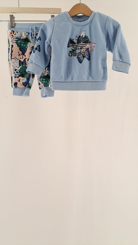 ADIDAS ORIGINALS • SÆT • LYSBLÅ SOMMERFUGL • STR. 68