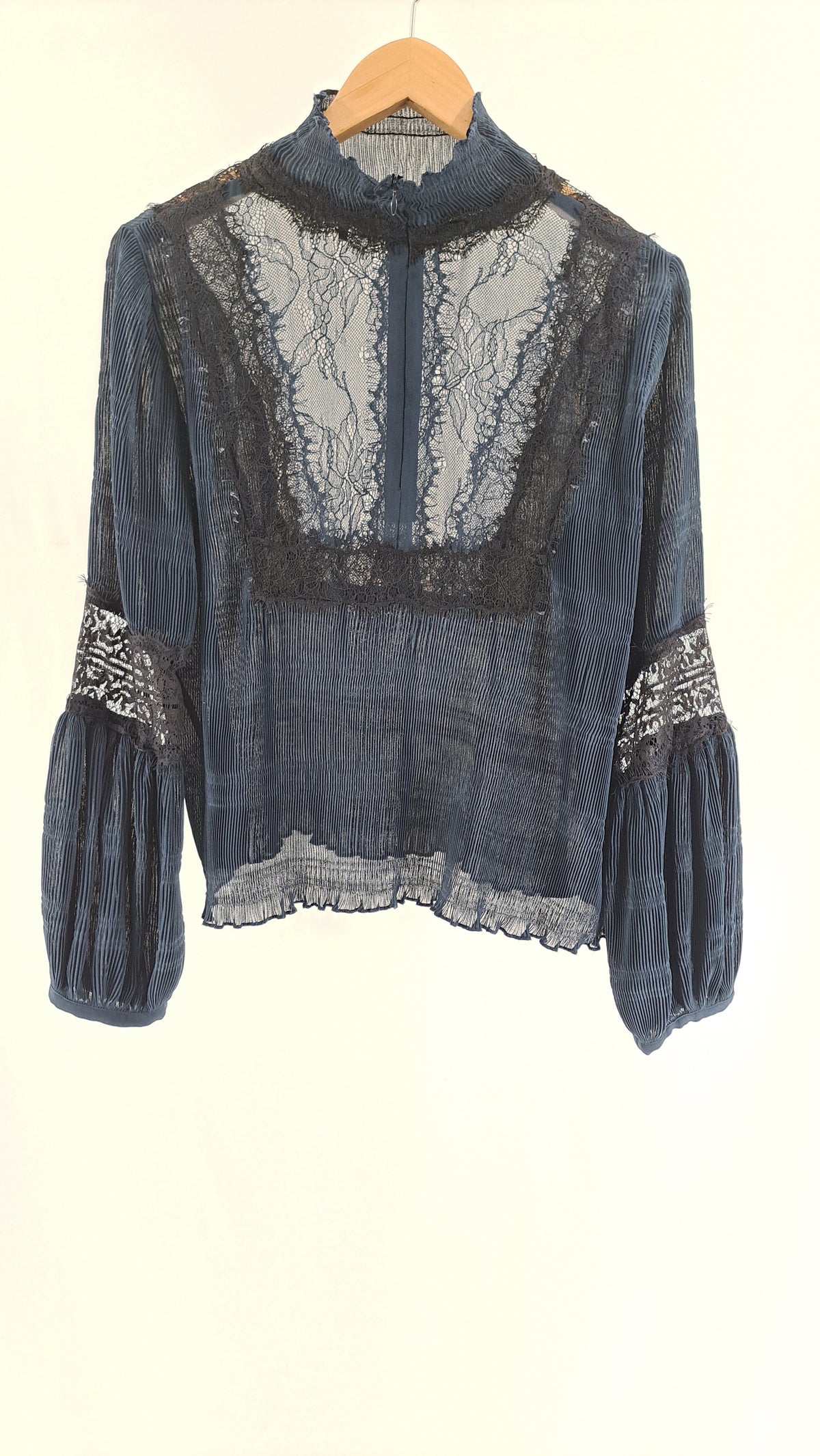GANNI • BLUS • STÅLBLÅ PLISSÉ SPETS • STL. XL