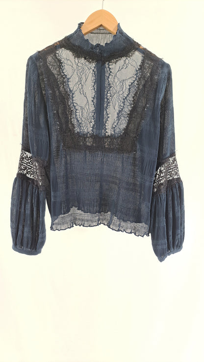 GANNI • BLUS • STÅLBLÅ PLISSÉ SPETS • STL. XL