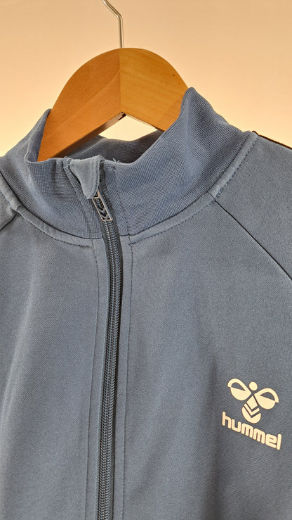 HUMMEL • TRÄNINGSJACKA • STÅLBLÅ TAPE-RÄNDER • STORLEK 152