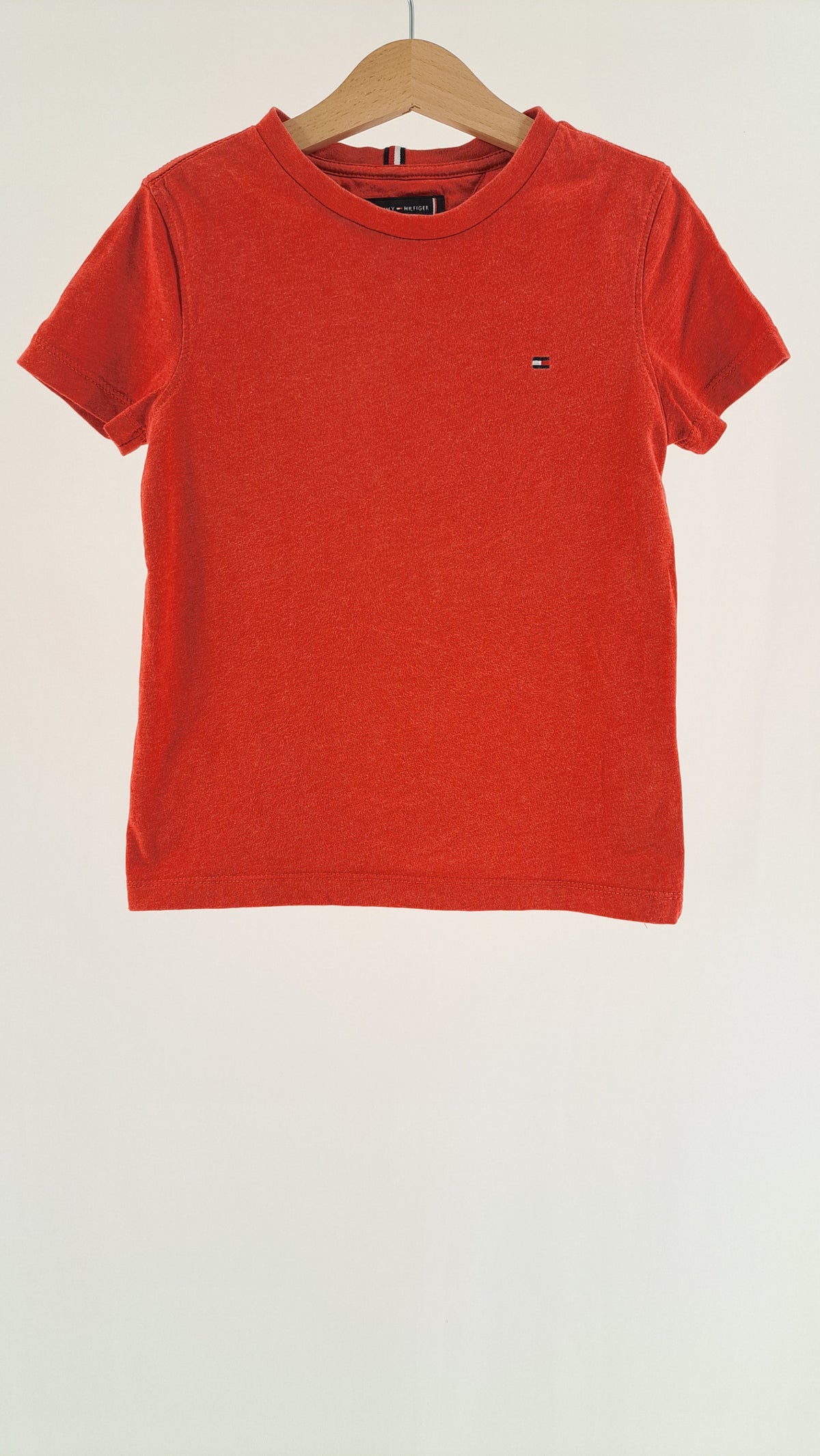 TOMMY HILFIGER • T-SHIRT • RØD • STR. 116
