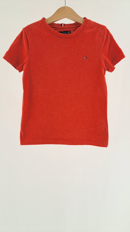 TOMMY HILFIGER • T-SHIRT • RØD • STR. 116
