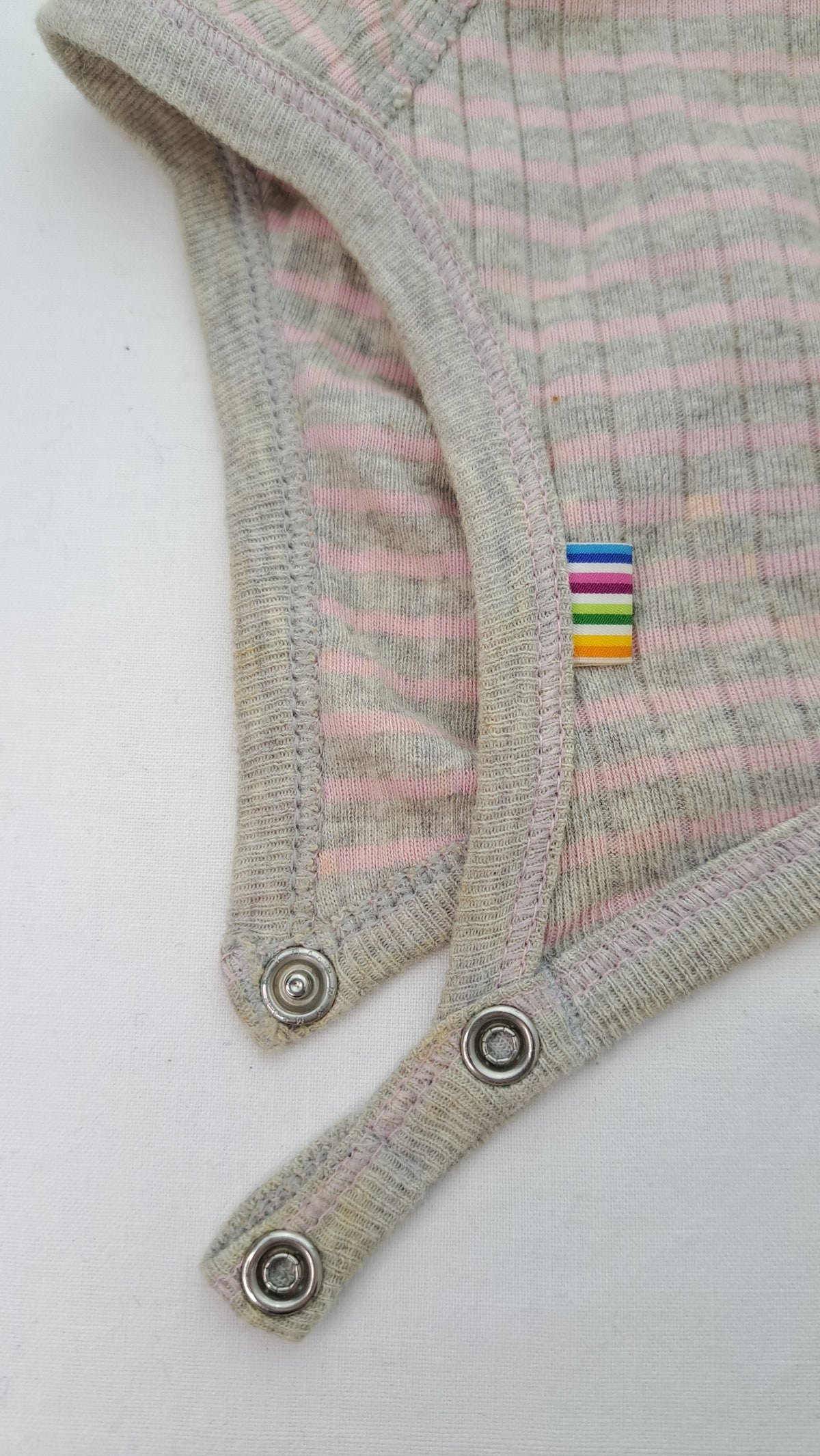 JOHA • HJELM • ROSA/GRÅ STRIB • STR. 4-9 MDR. (45 CM)