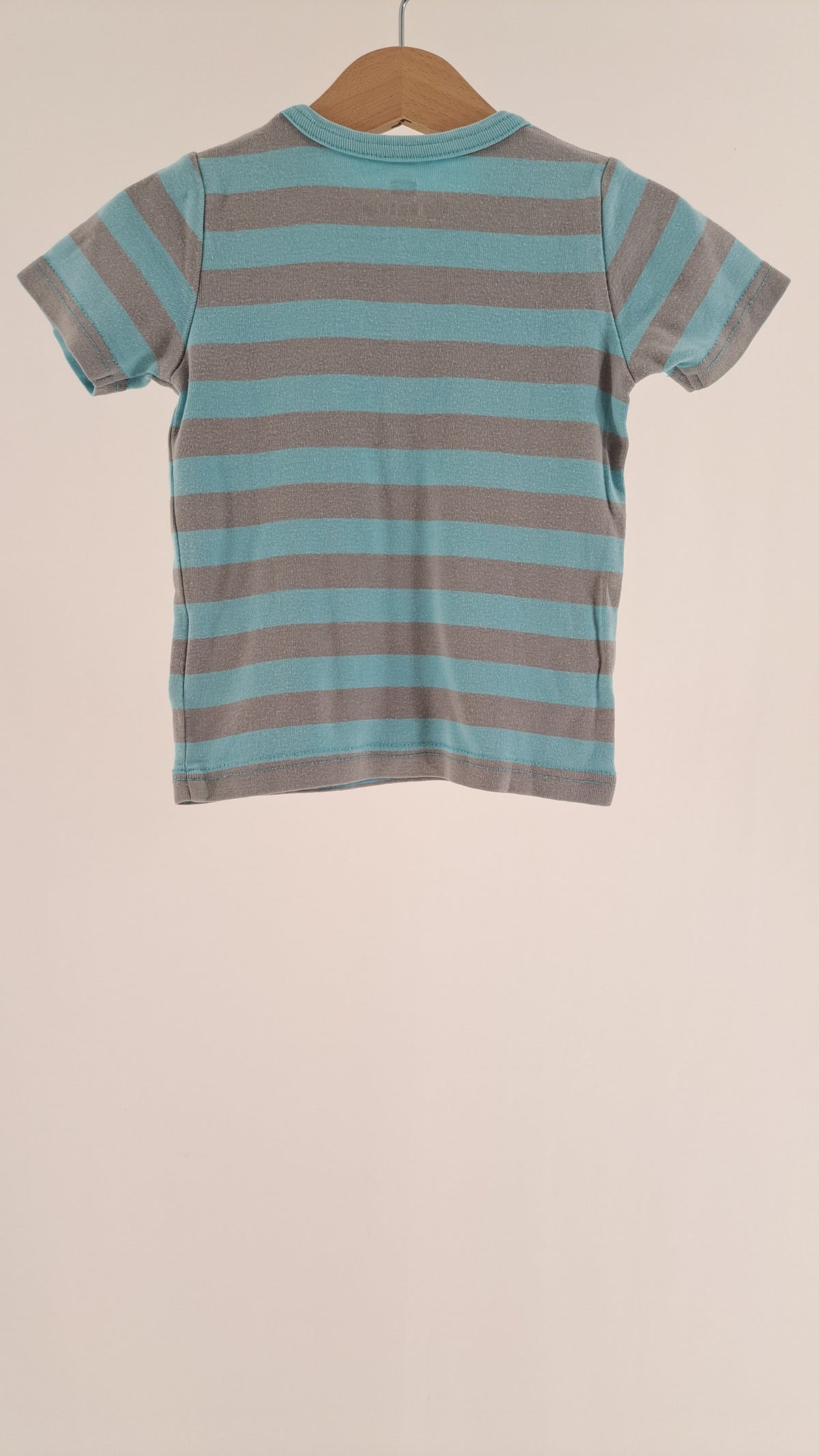 KATVIG • T-SHIRT • TURKIS GRÅ STRIB HENLEY • STR. 86