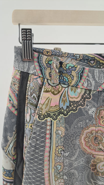 Nærbillede af lynlås ved ankel og mønsterdetaljer på Gustav bukser