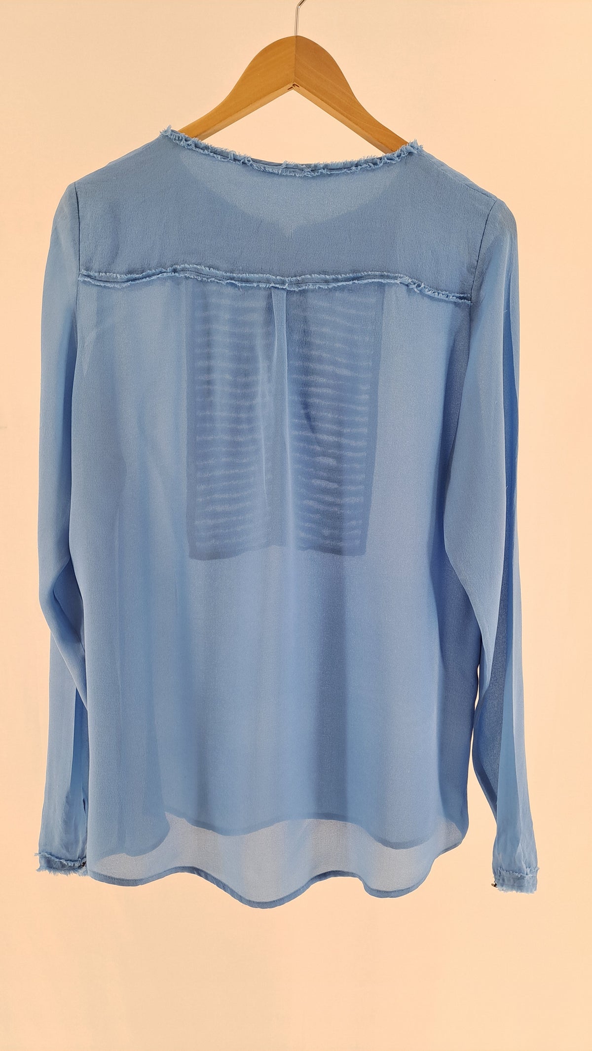 CUSTOMMADE • BLUSE • STØVET BLÅ SILKE • STR. XL