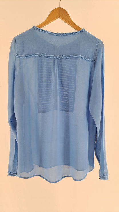 CUSTOMMADE • BLUSE • STØVET BLÅ SILKE • STR. XL