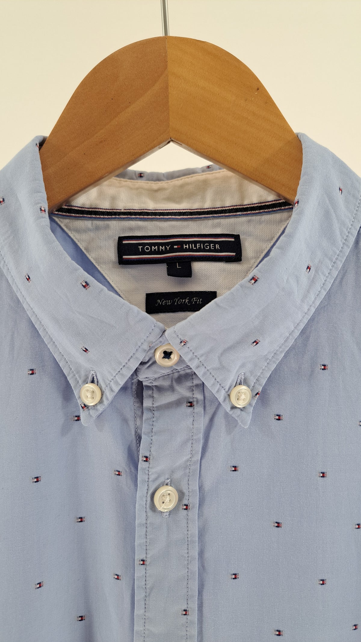 TOMMY HILFIGER • SKJORTA • LJUSBLÅTT FLAGGMÖNSTER • STORLEK L