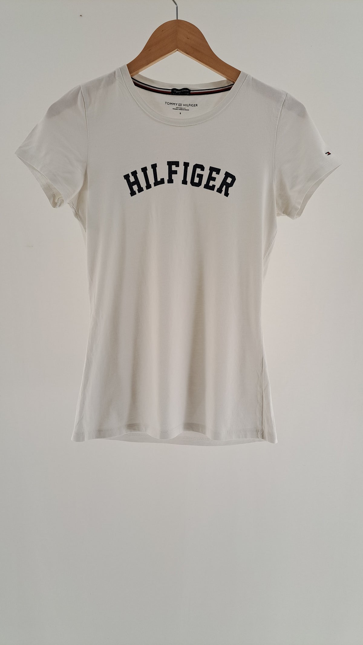 Hvid Tommy Hilfiger T-shirt med mørkeblåt HILFIGER print over brystet set forfra