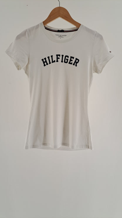 Hvid Tommy Hilfiger T-shirt med mørkeblåt HILFIGER print over brystet set forfra