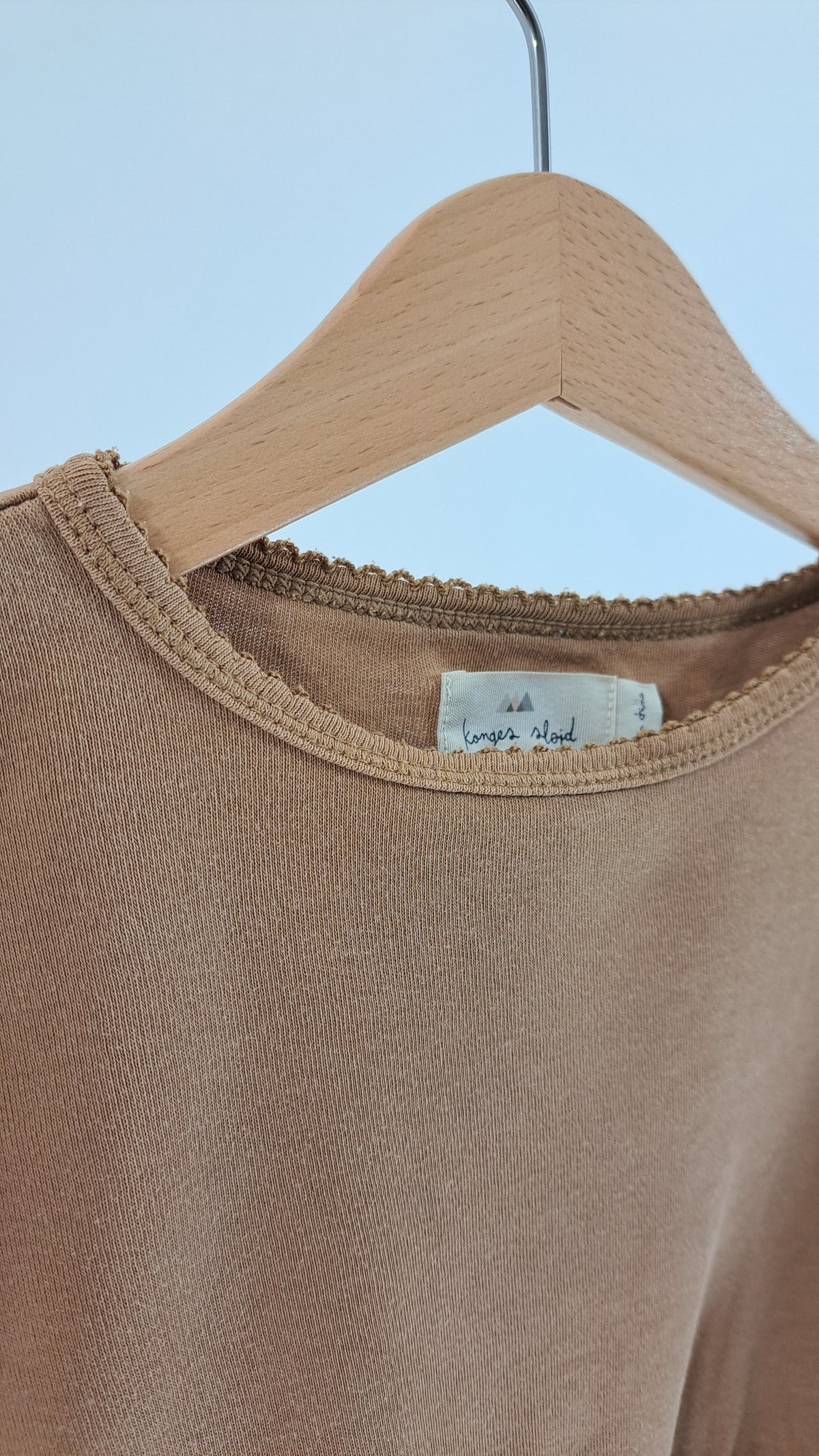 KONGES SLØJD • BLUSE • KARAMEL • STR. 104
