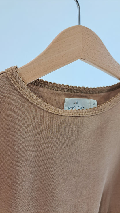 KONGES SLØJD • BLUSE • KARAMEL • STR. 104