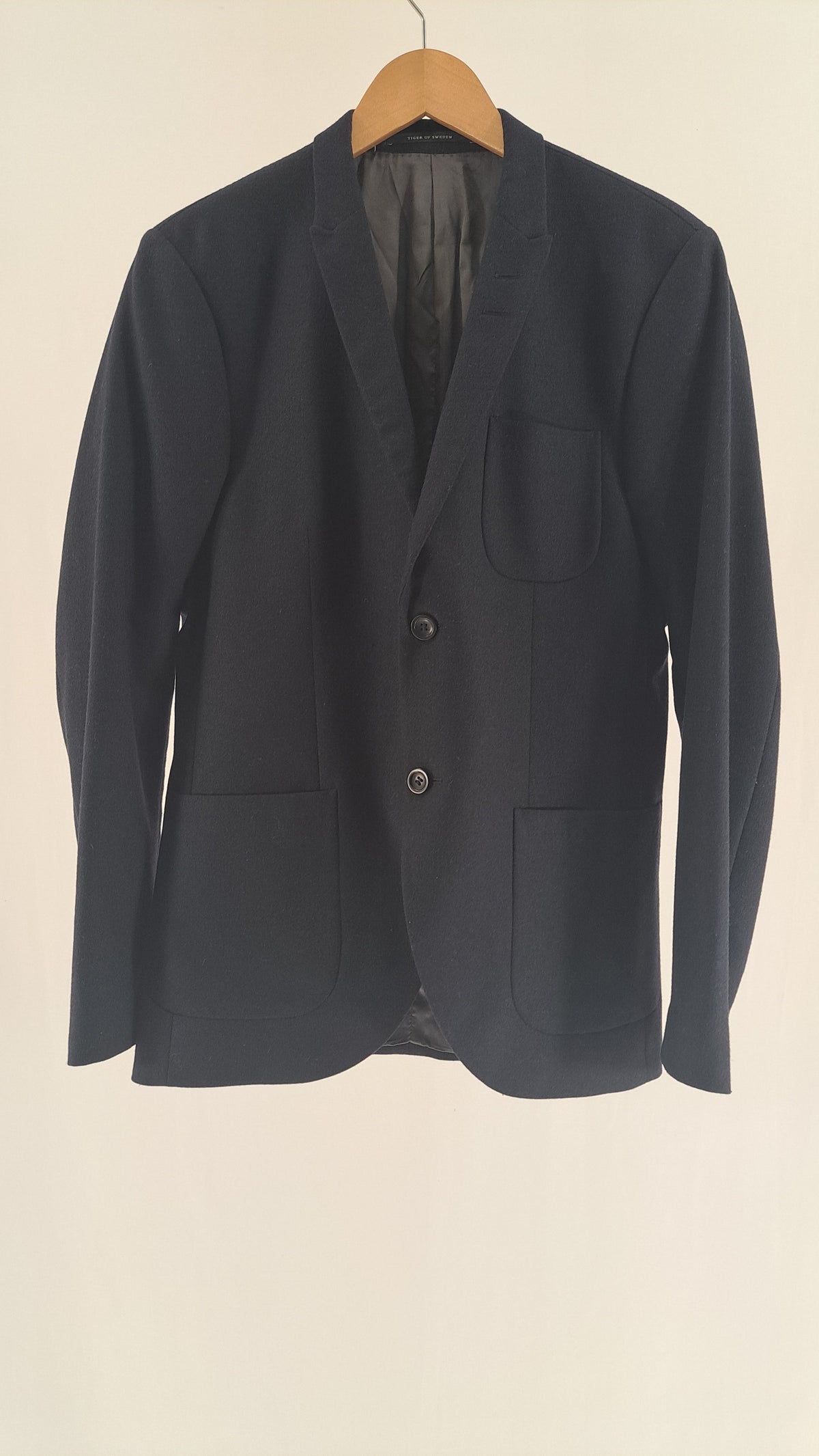 Mørkeblå Tiger of Sweden blazer til mænd set forfra
