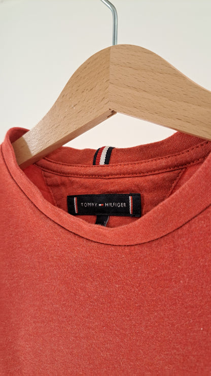 TOMMY HILFIGER • T-SHIRT • RØD • STR. 116