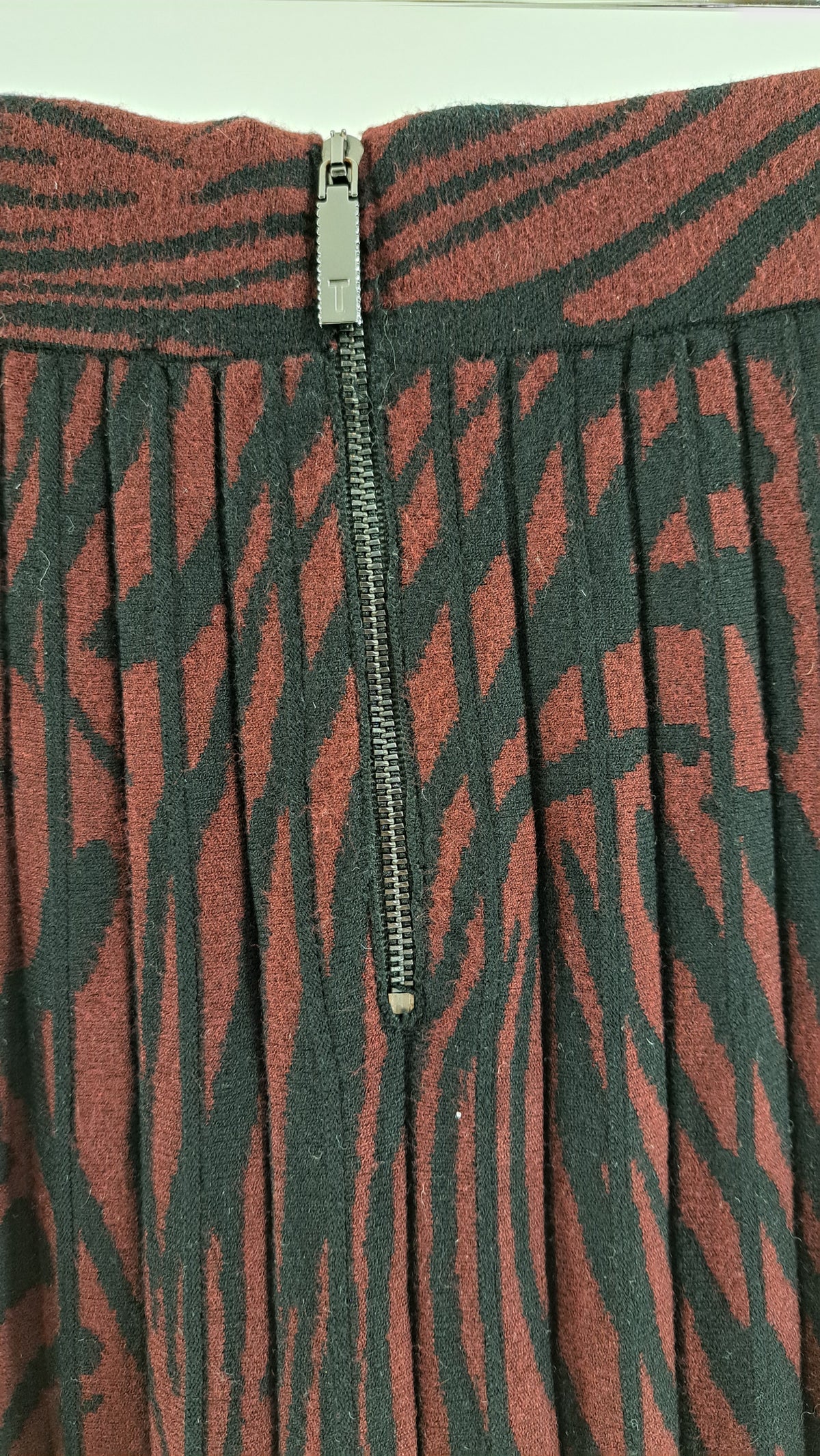 TED BAKER LONDON • KJOL • BORDEAUX SVART SWIRL PLISSÉ • STR. XS