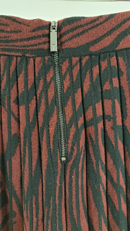 TED BAKER LONDON • KJOL • BORDEAUX SVART SWIRL PLISSÉ • STR. XS