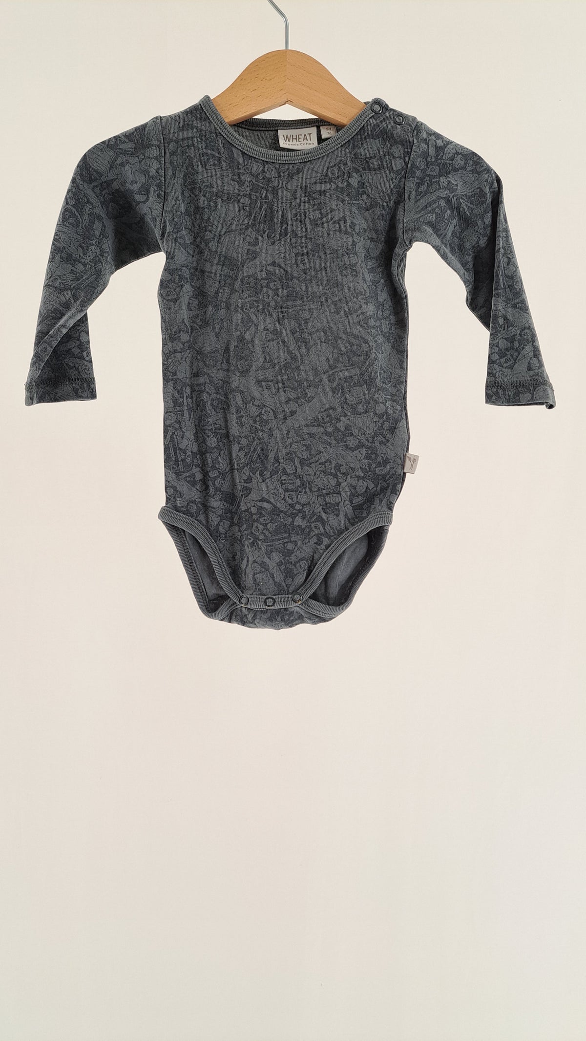Gråblå langærmet Wheat babybody i str. 74 med ulveprint set forfra