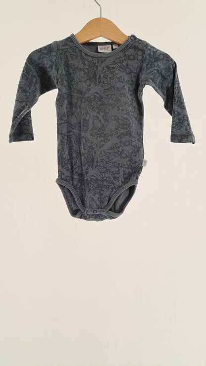 Gråblå langærmet Wheat babybody i str. 74 med ulveprint set forfra