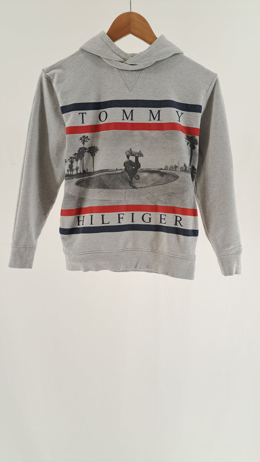 TOMMY HILFIGER • HOODIE • GRÅ MELANGE SKATER • STR. 152