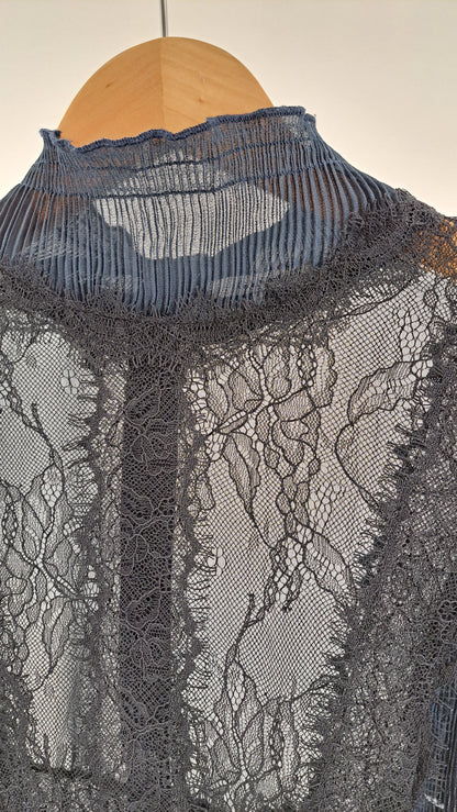 GANNI • BLUS • STÅLBLÅ PLISSÉ SPETS • STL. XL