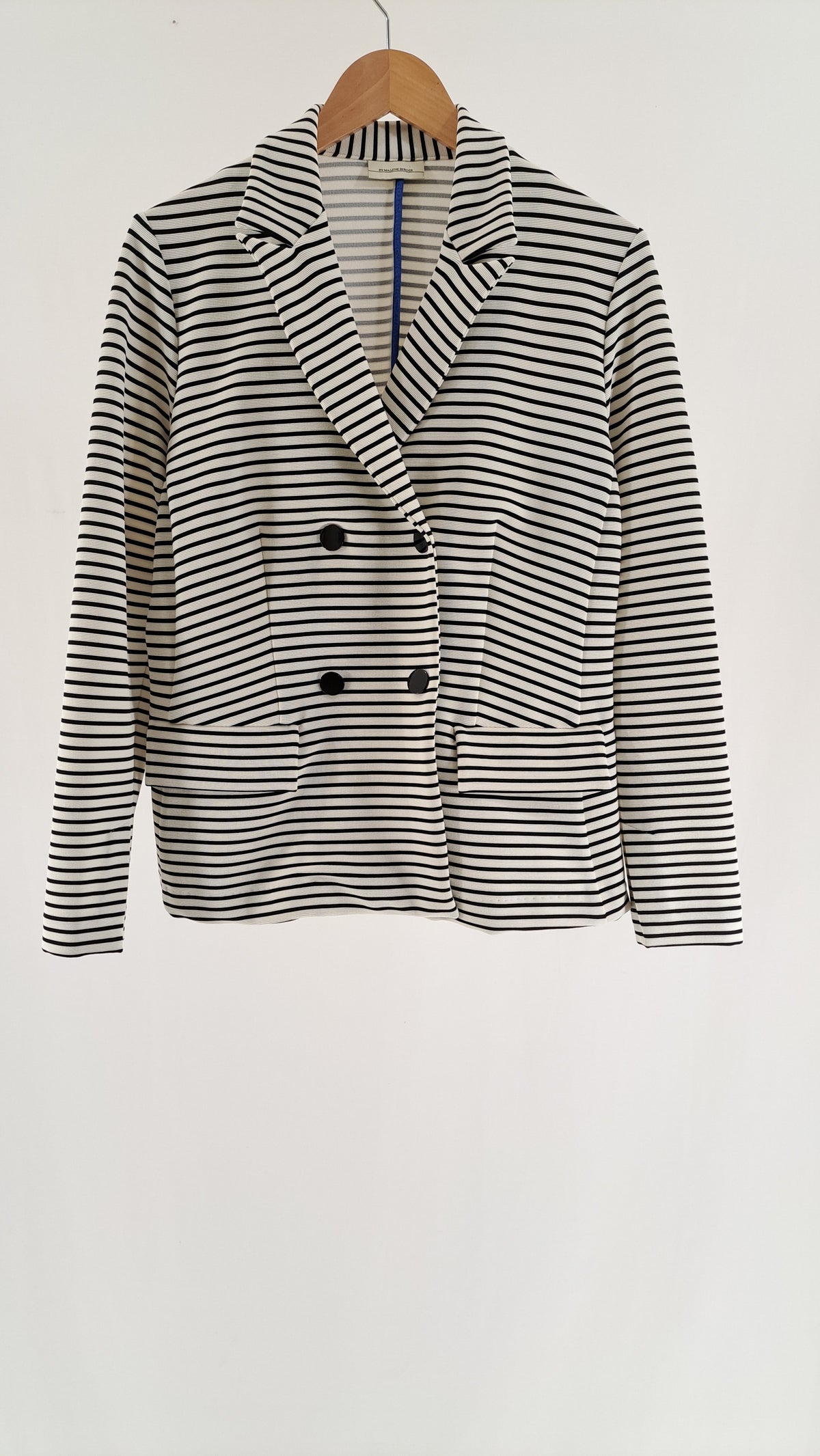 Sort- og cremestribet By Malene Birger Andio blazer med dobbeltradet lukning set forfra