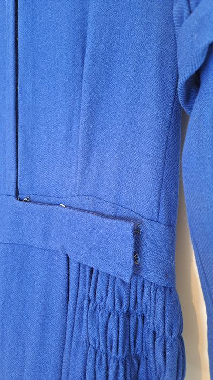 Nærbillede af syninger og taljedetalje på vintage tyrolerkjole