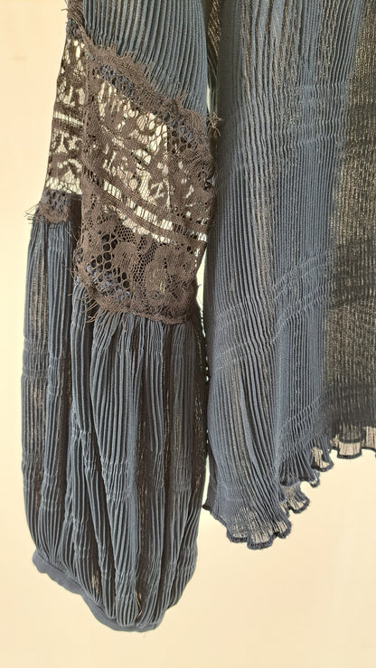GANNI • BLUS • STÅLBLÅ PLISSÉ SPETS • STL. XL