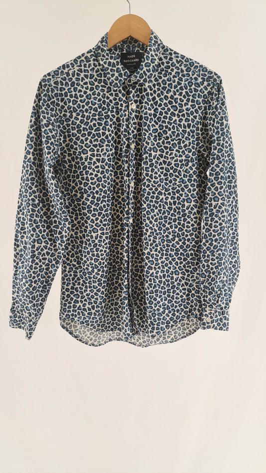 MADS NØRGAARD COPENHAGEN • SHIRT • WHITE/BLUE LEO • SIZE M