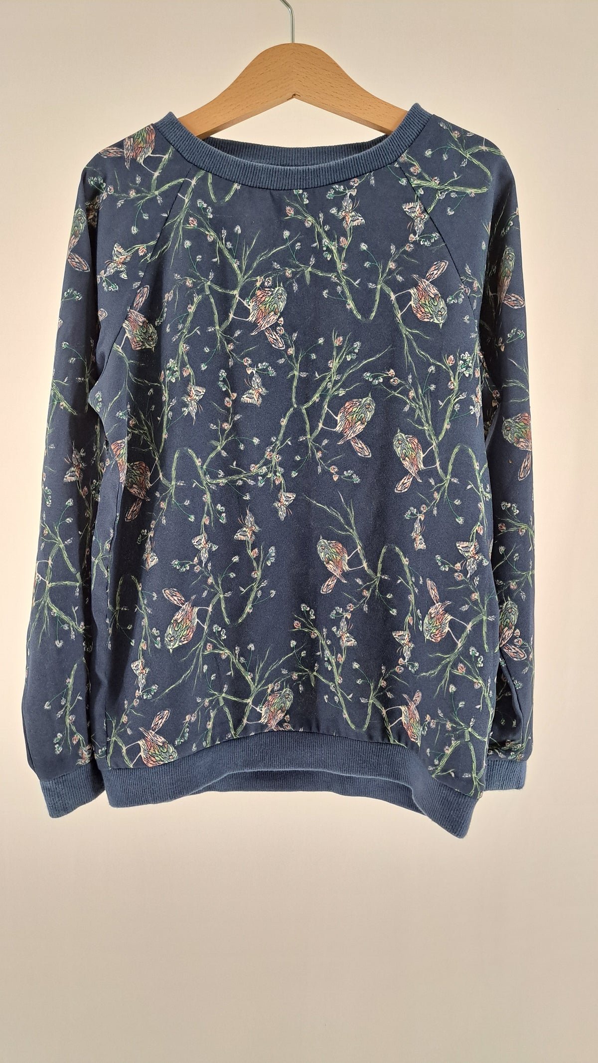THE NEW • SWEATSHIRT • DARK BLUE BIRDS PRINT • SIZE 122