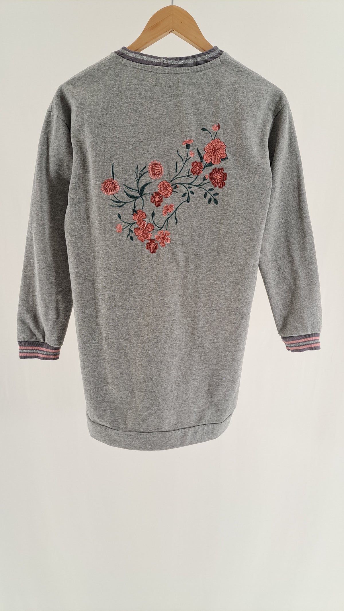 Gråmeleret Minymo sweatkjole med stort blomsterbroderi på ryggen set bagfra