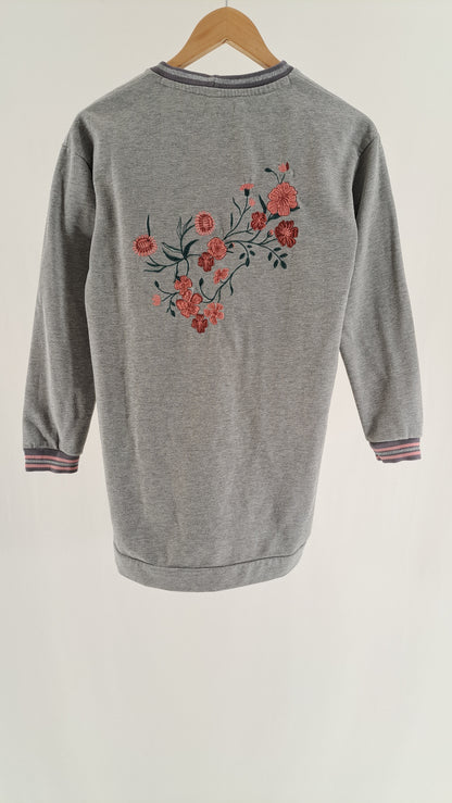 Gråmeleret Minymo sweatkjole med stort blomsterbroderi på ryggen set bagfra