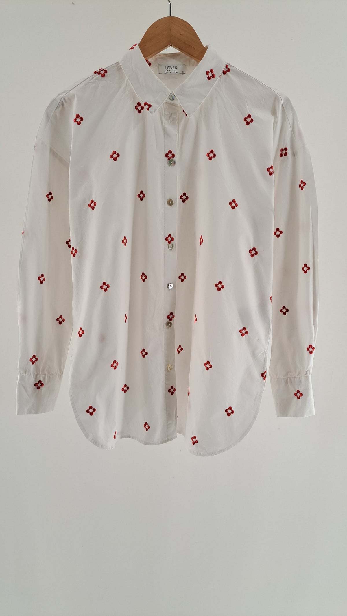 Hvid Love & Divine skjorte med rødt broderi set forfra
