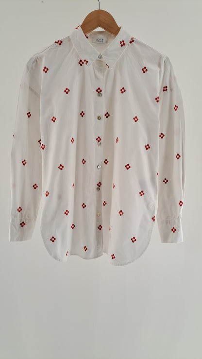 Hvid Love & Divine skjorte med rødt broderi set forfra