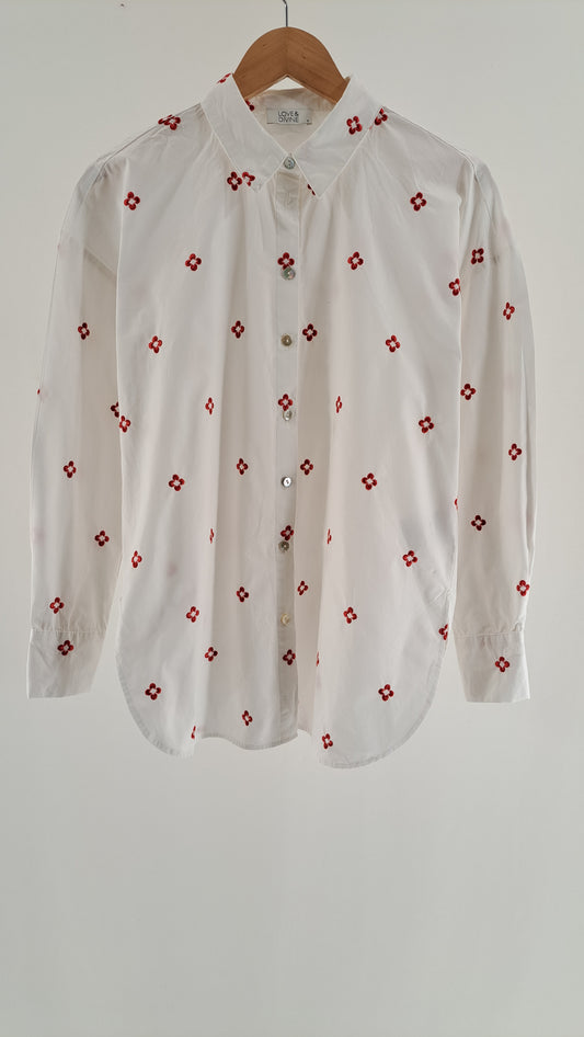 Hvid Love & Divine skjorte med rødt broderi set forfra