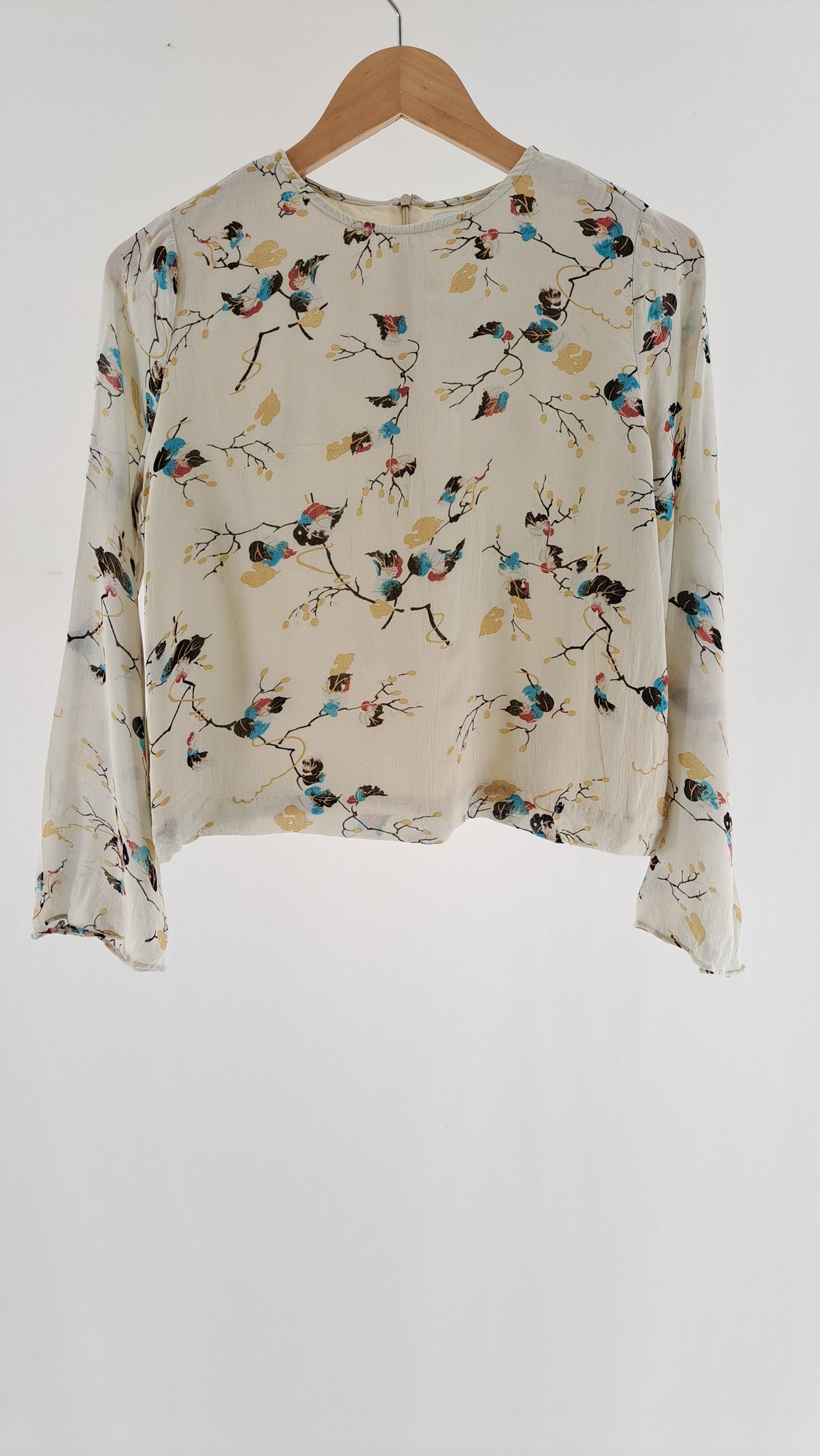 Cremefarvet GANNI bluse med gren- og blomsterprint set forfra   Billede 2 (Halsudskæring):