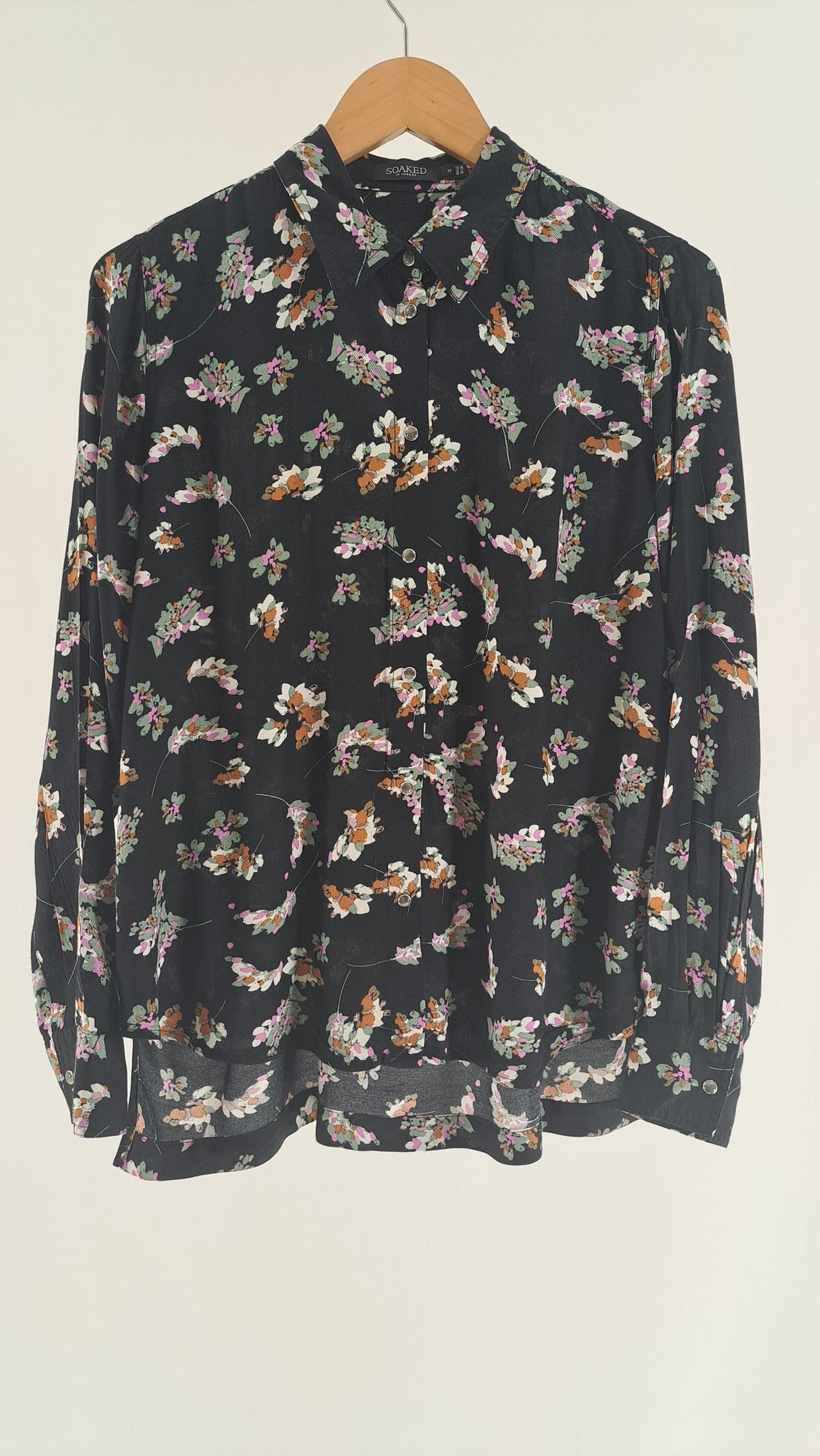 SOAKED IN LUXURY • BLUSE • SORT BLOMSTERPRINT • STR. S